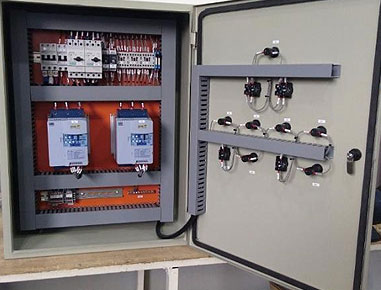 Podem ser acionados de forma local ou até mesmo de forma remota, o que possibilita o controle dos equipamentos elétricos diretamente por computadores. 